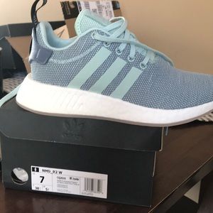 NEW IN BOX Women’s size 7 ADIDAS NMD R2